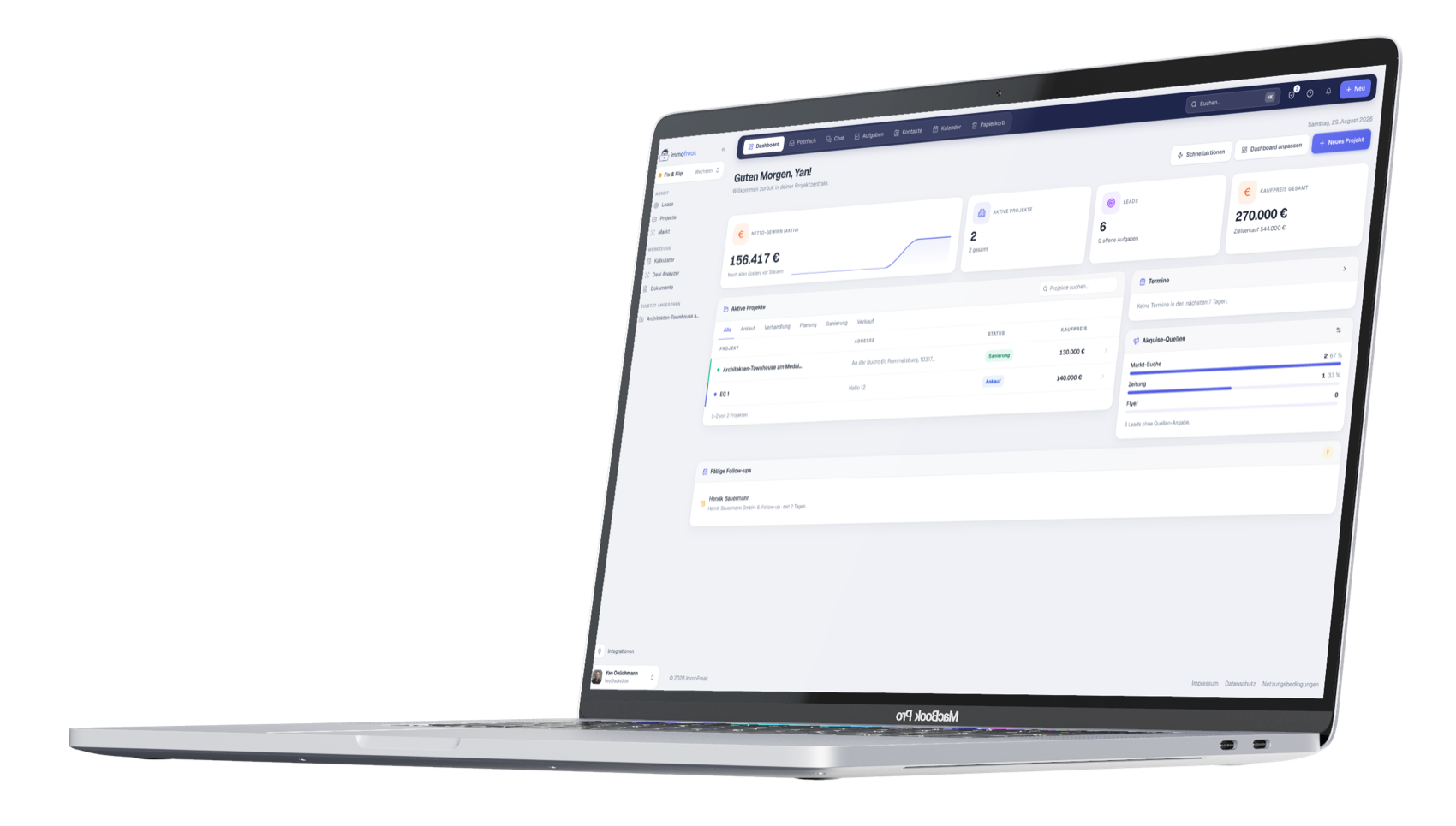 ImmoFreak auf einem Laptop: Fix-&-Flip-Dashboard mit Netto-Gewinn, aktiven Projekten und Akquise-Quellen