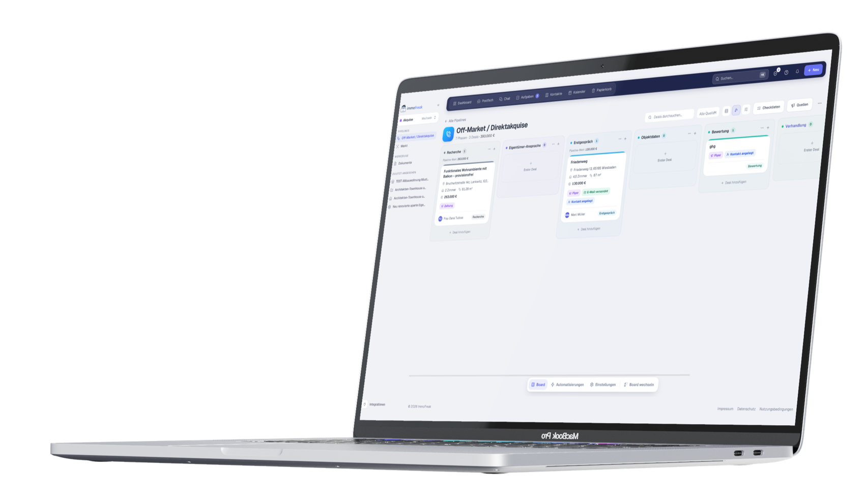 ImmoFreak auf einem Laptop: Off-Market-Pipeline mit sieben Phasen, Deals und Pipeline-Wert je Spalte