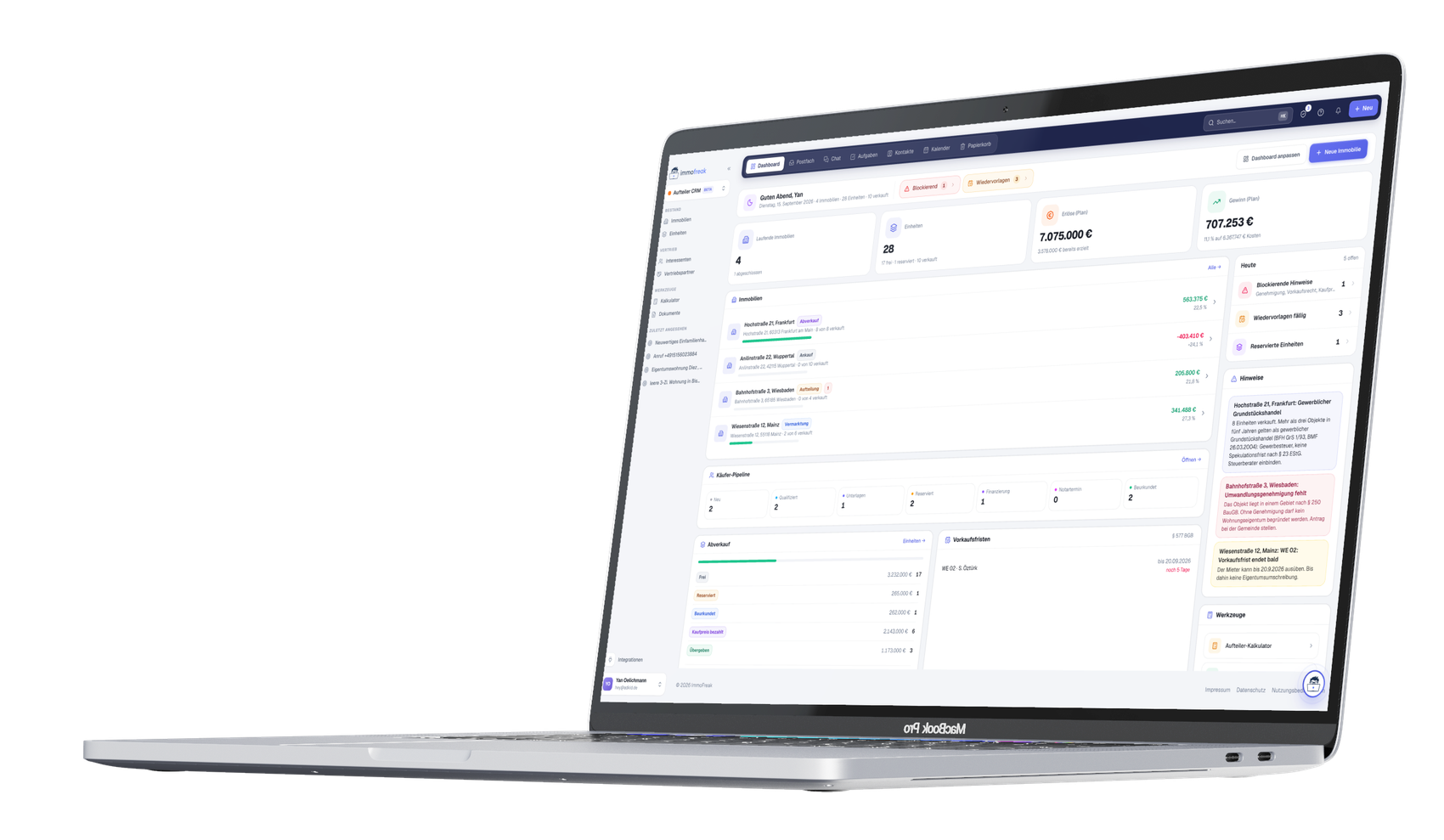 ImmoFreak auf einem Laptop: Aufteiler-Dashboard mit Immobilien, Käufer-Pipeline, Abverkauf je Einheit und laufenden Vorkaufsfristen